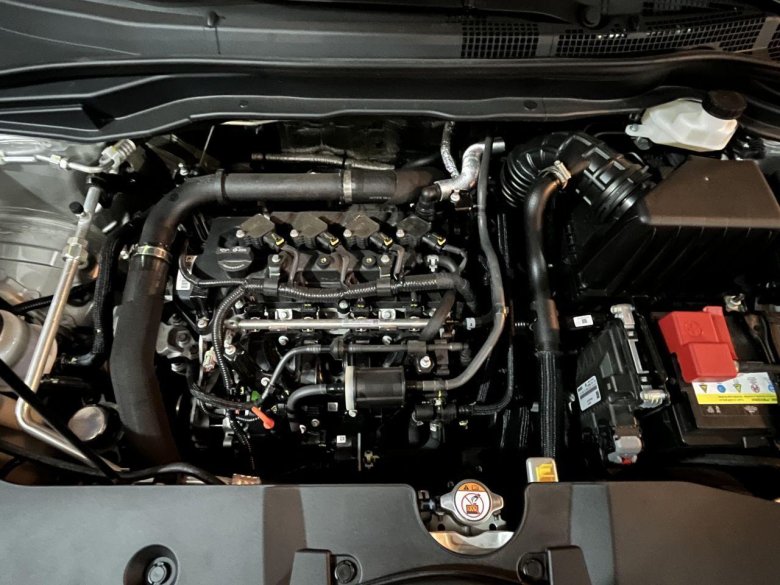 Двигатель под капотом