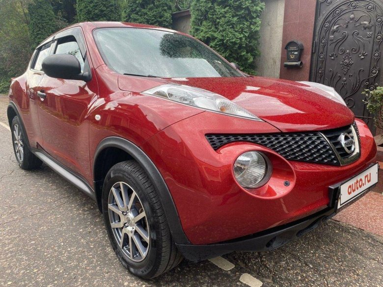 Ниссан Жук красный с синим