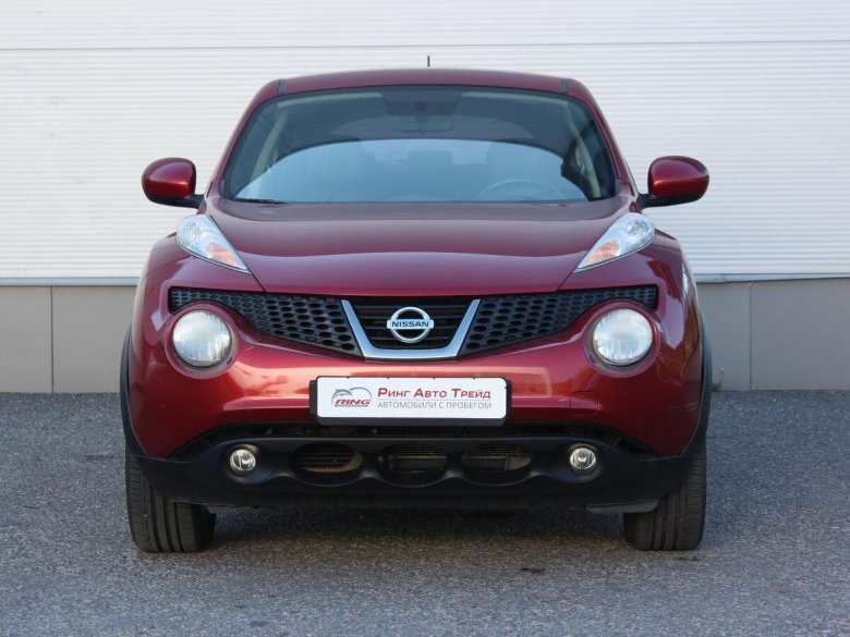 Красный Ниссан Жук номера 222 64