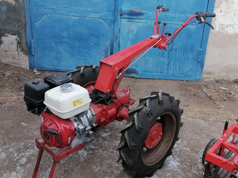 Мотоблок красный