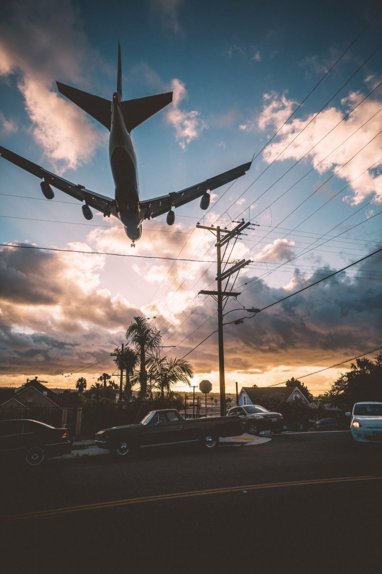 Самолет на закате