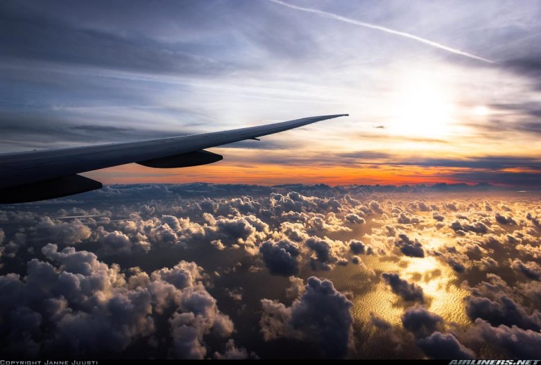 Самолет в небе