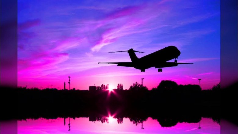 Самолет на закате