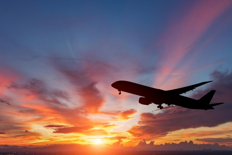 Самолет на закате