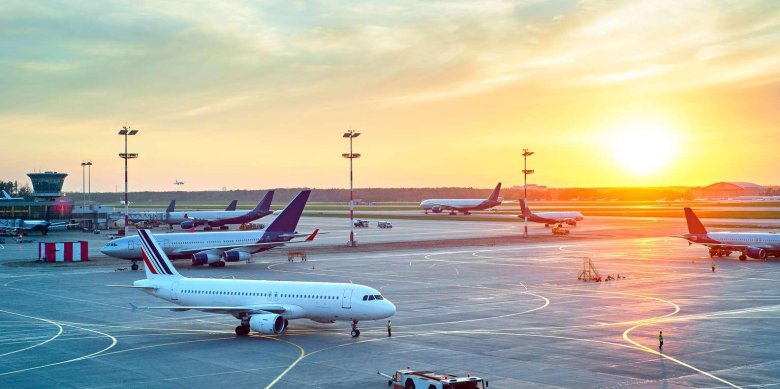 Самолет и аэропорт