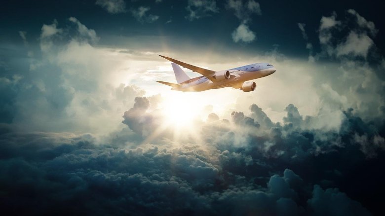 Самолет в небе