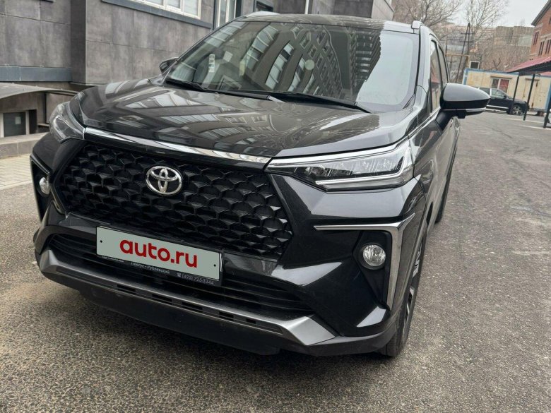 Черная тойота