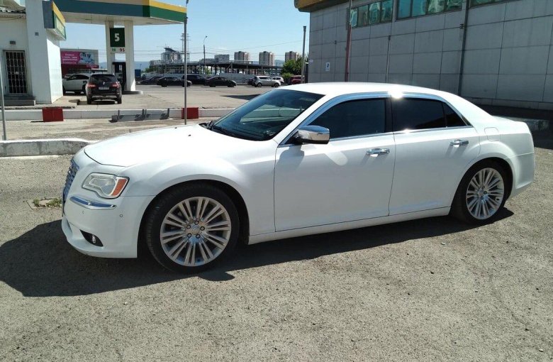 Крайслер 300с белый