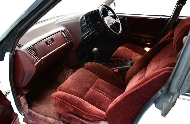 Toyota Crown s130 салон красный