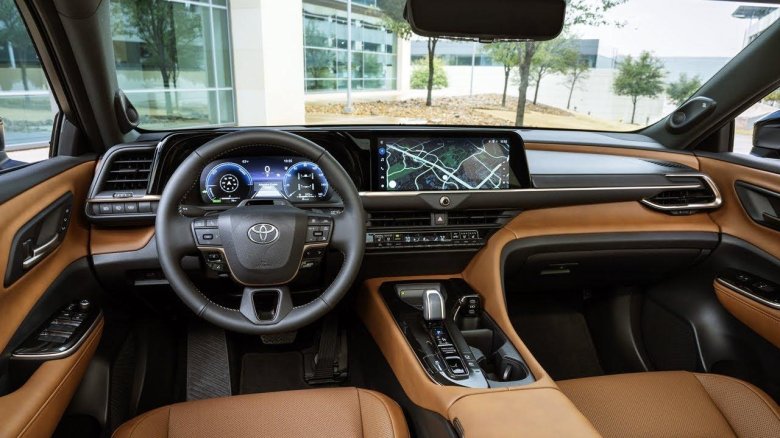 Новая тойота краун