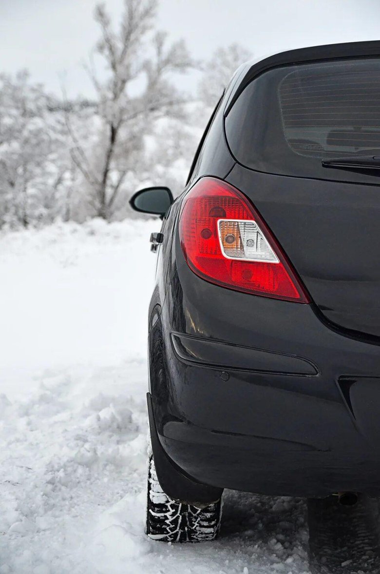 Опель Корса сзади