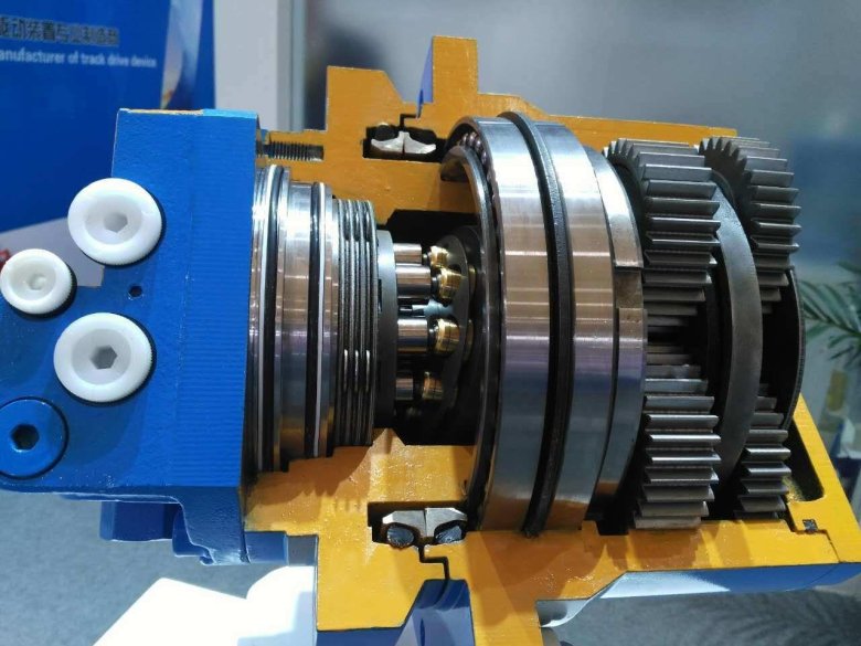 Гидравлический мотор редуктор для гусеничного шасси