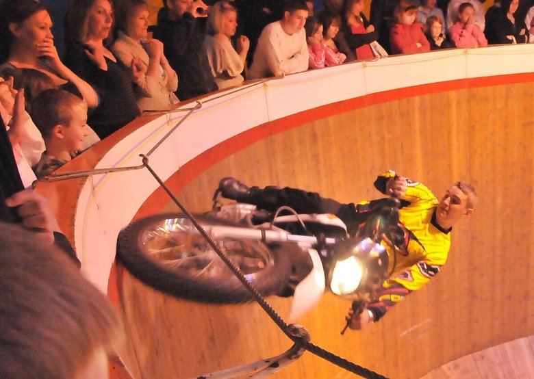 Мотогонки по вертикальной стене