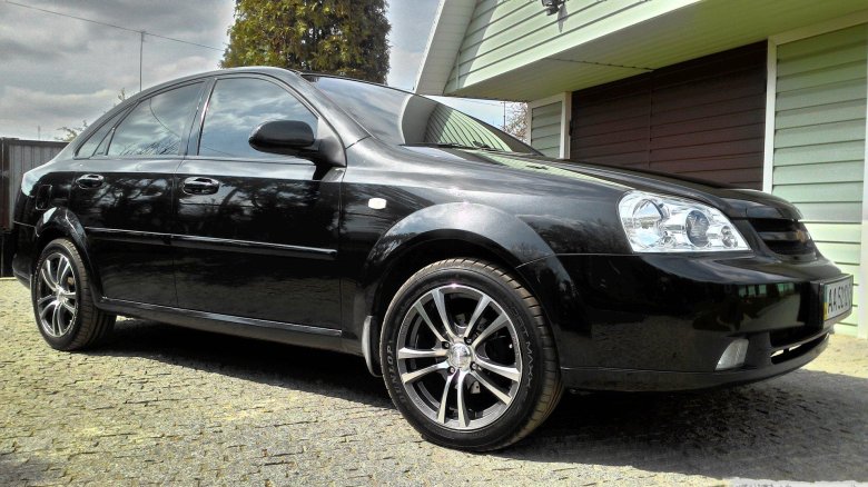 Черная Шевроле Лачетти седан r17