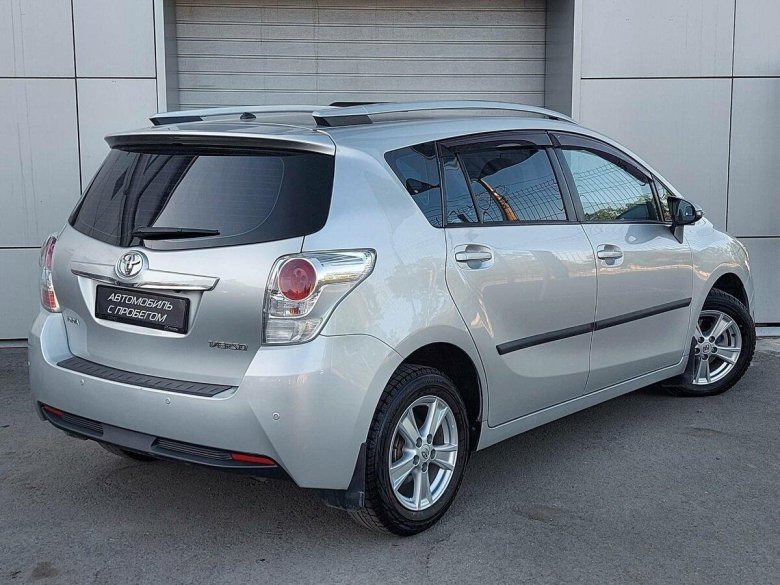 Тойота версо 2010 года
