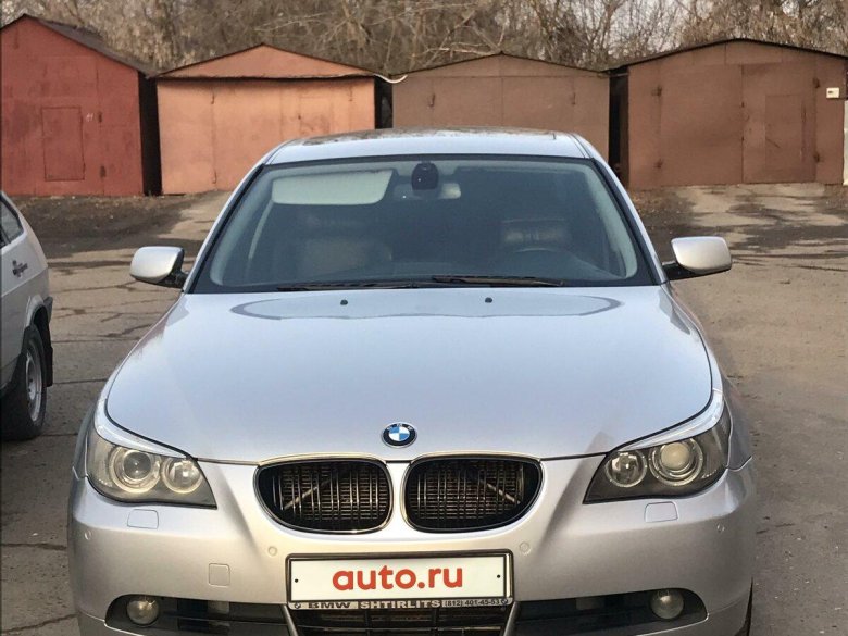 БМВ е60 белая зимой