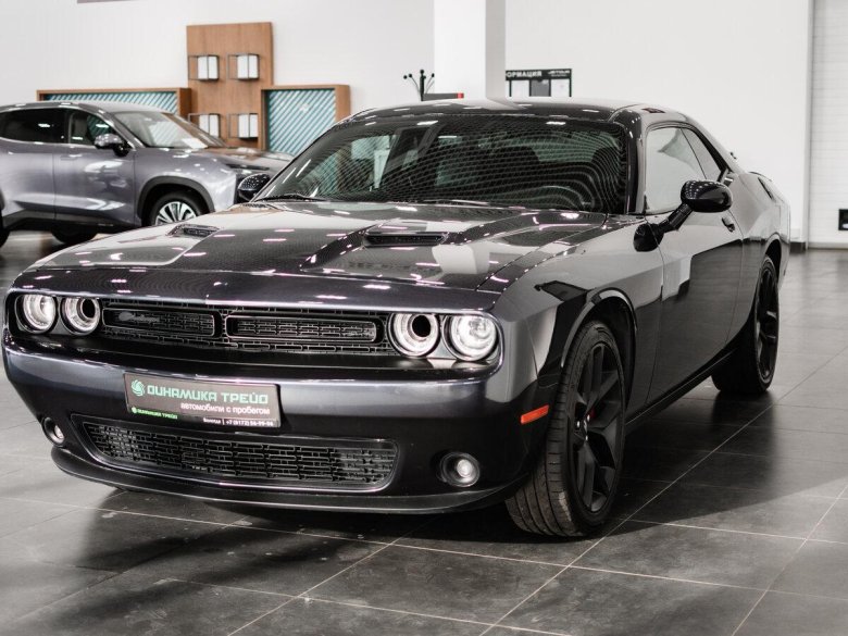 Серый додж челленджер