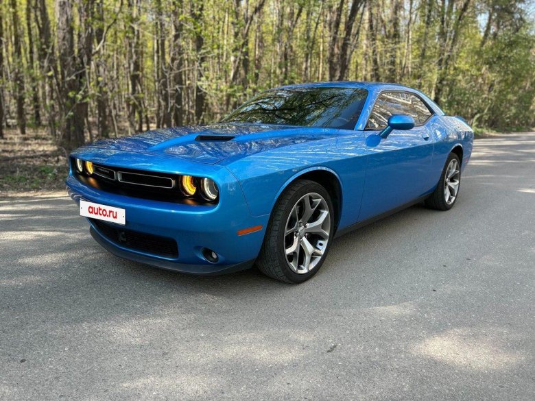 Синий додж челленджер