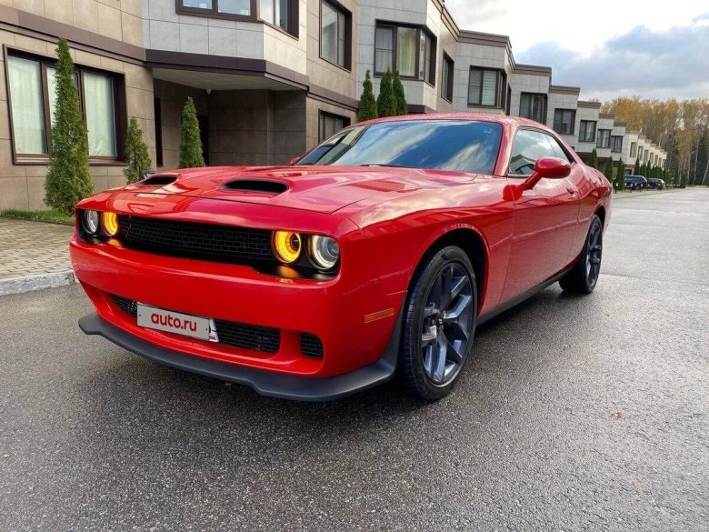 Красный додж челленджер