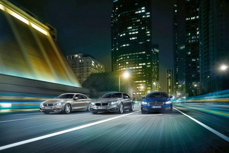 Машина на фоне города