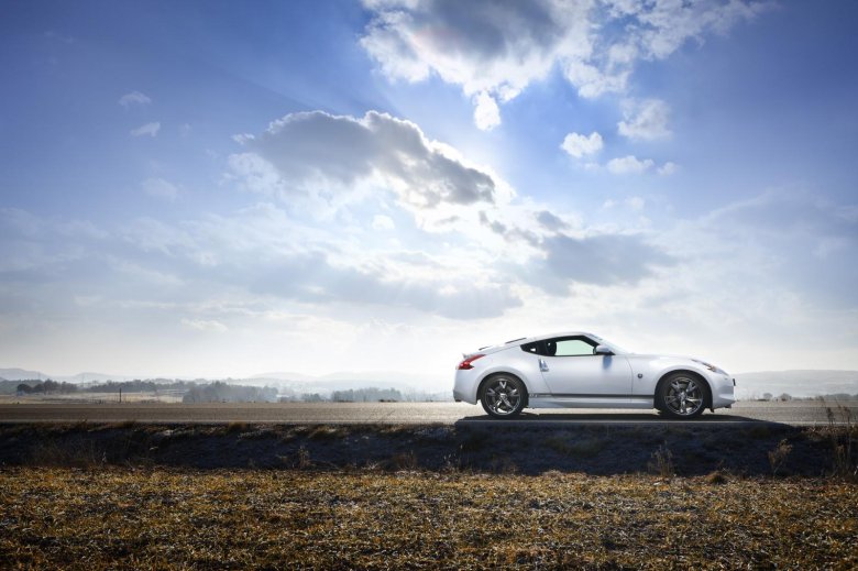 Белый автомобиль