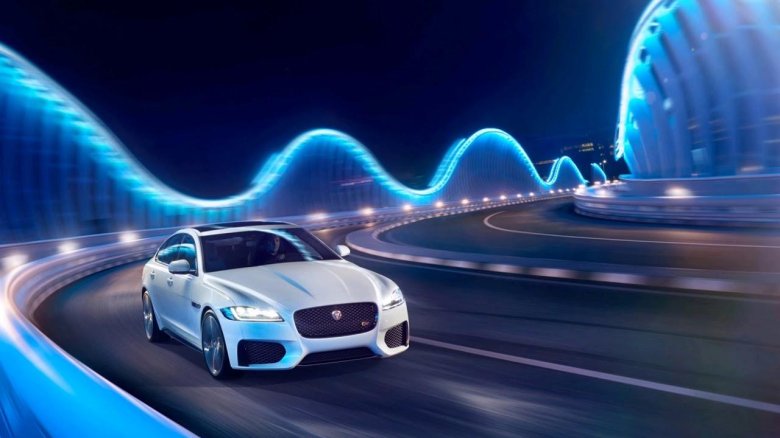 Машина на красивом фоне