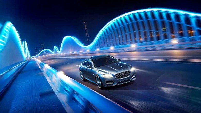 Машина на дороге