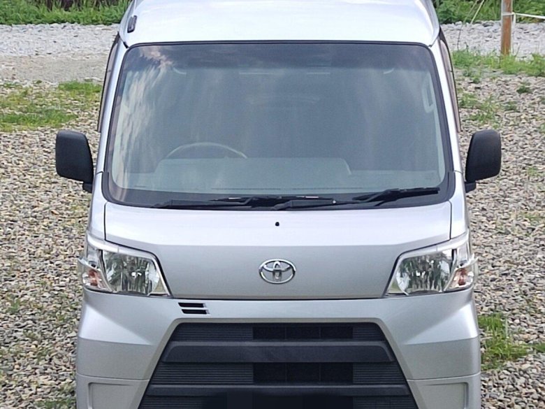 Серебристая тойота