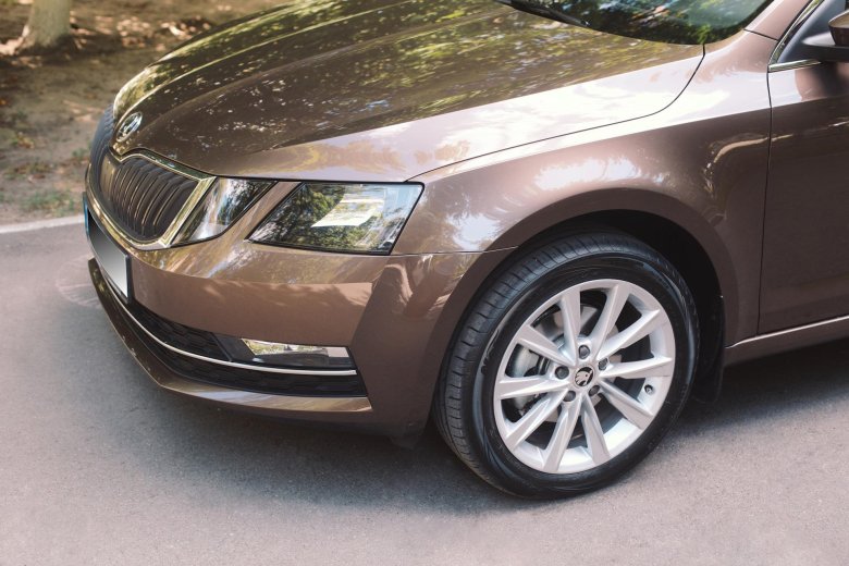 Skoda 4l Topaz Braun