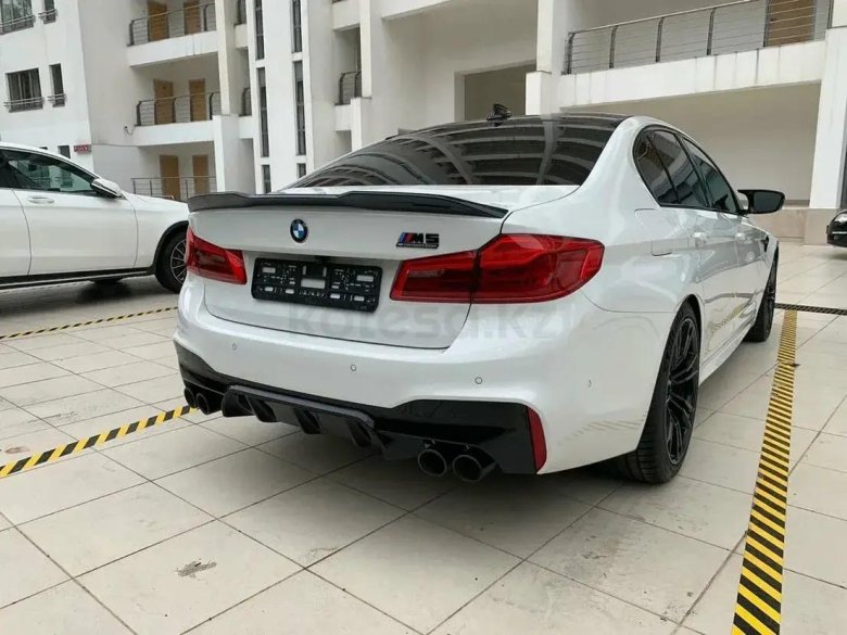 BMW m5 f90 Competition белая