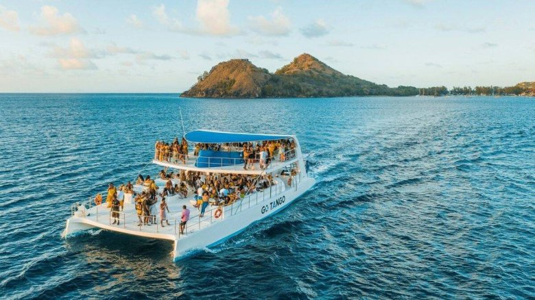 Яхта на воде