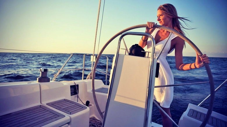 Девушка на яхте