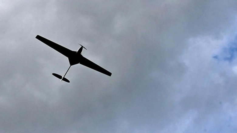 Беспилотник самолетного типа в небе