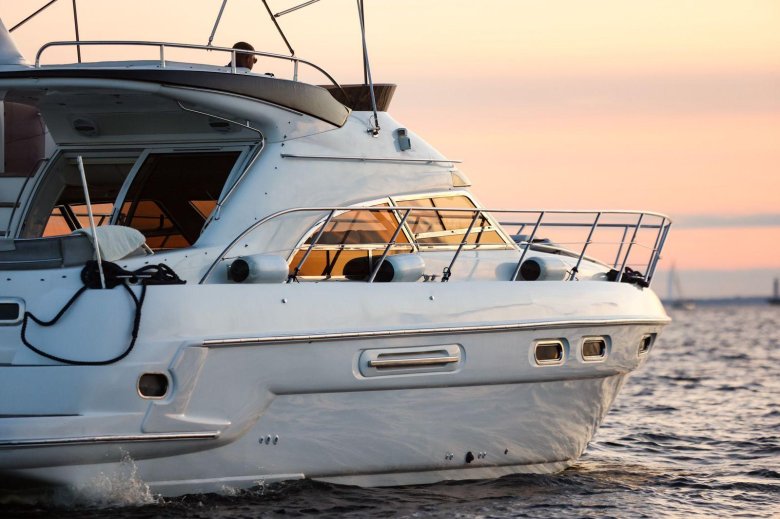 Яхта катер