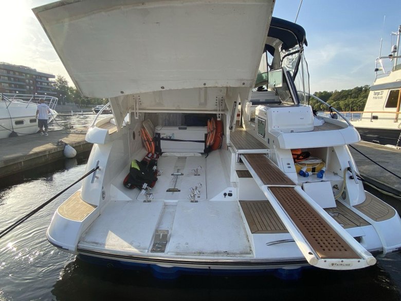 Яхта моторная