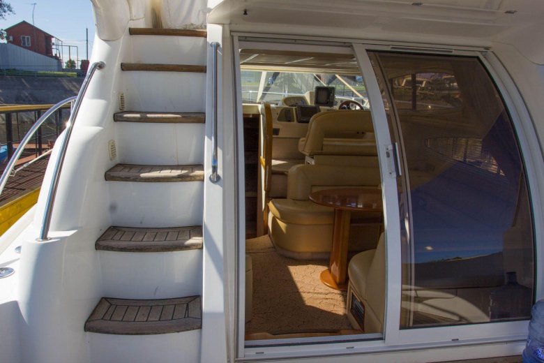 Яхта Sealine f37