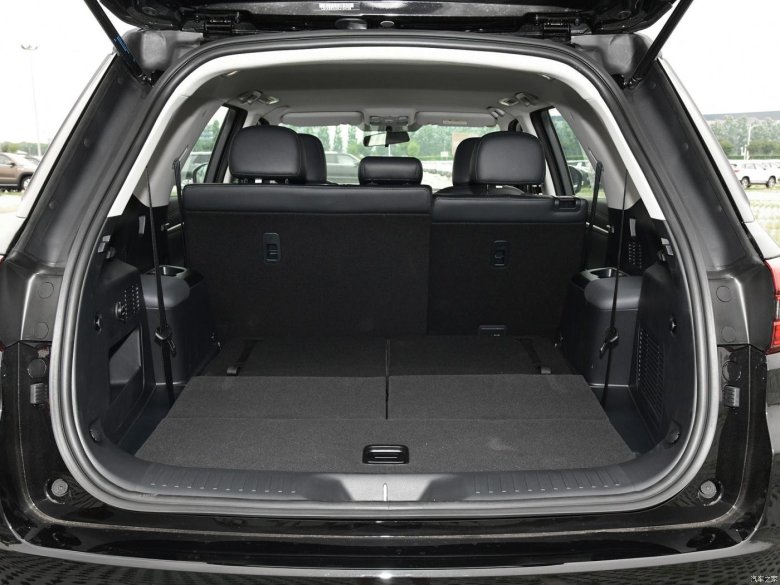 Чанган семиместный внедорожник