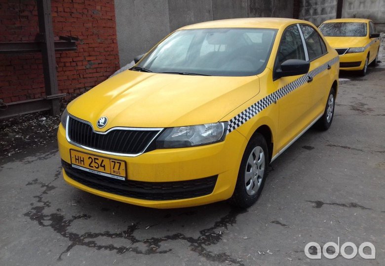 Шкода Рапид желтая