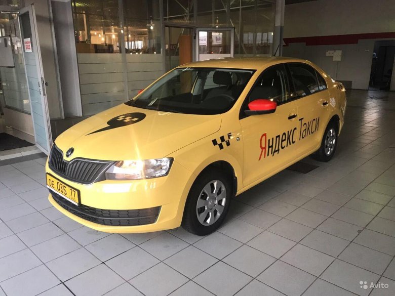 Такси Шкода Крым с автографом на капоте