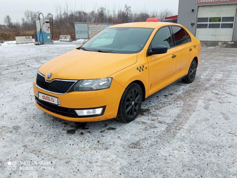 Желтая Skoda