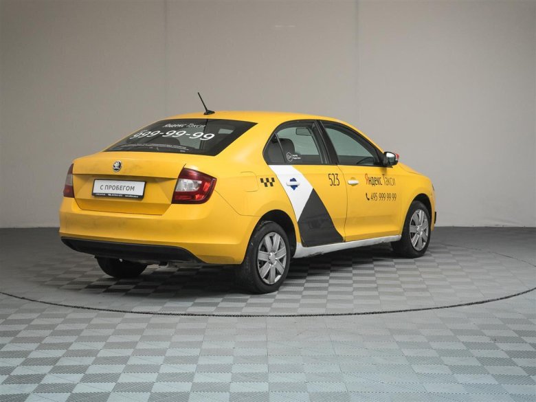 Шкода Рапид желтая