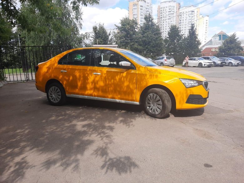Шкода Рапид 2021 желтая