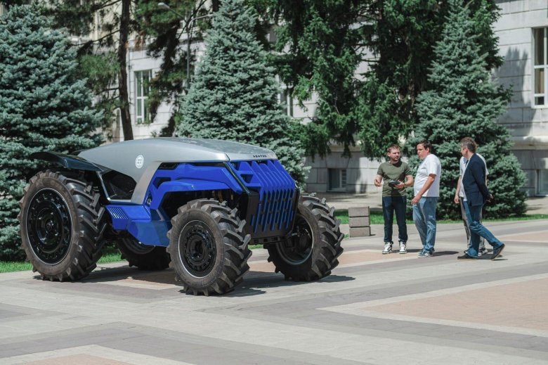 Беспилотный трактор агробот