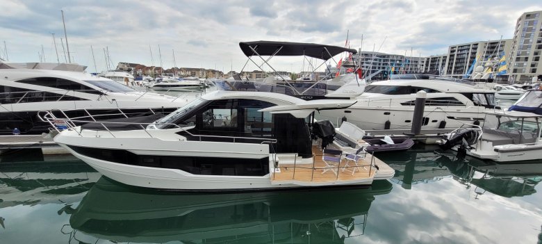Galeon 400 fly