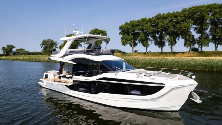 Galeon 640 fly