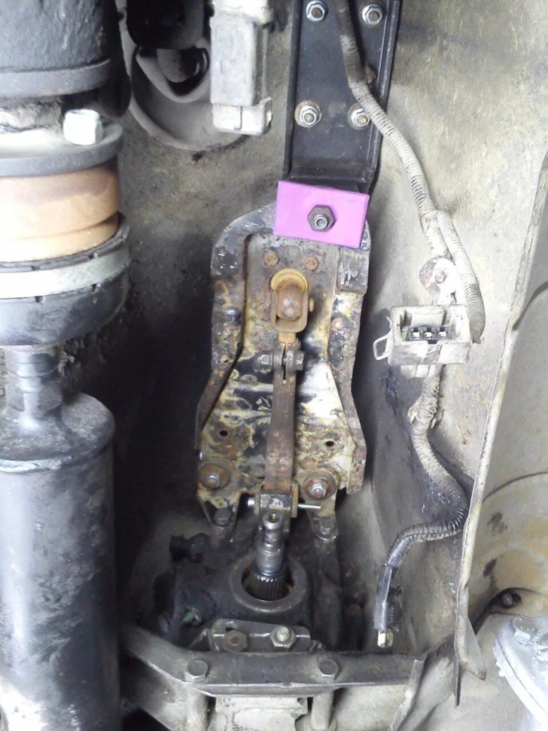 Крепление кулисы Нива Шевроле