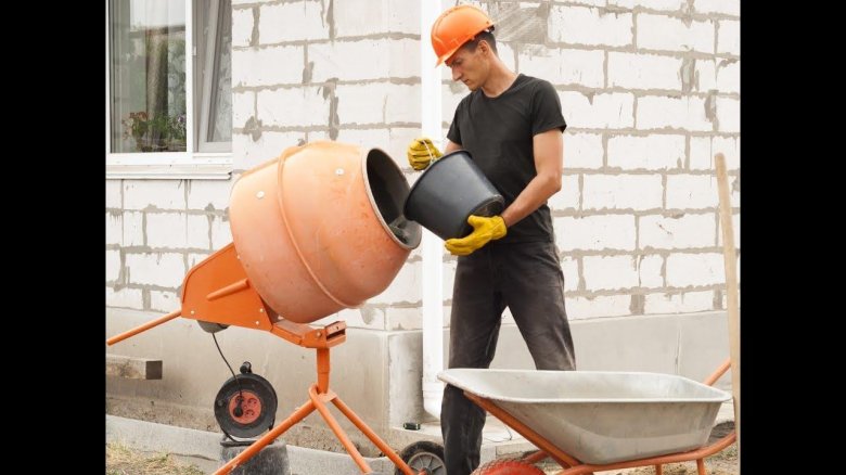 Бетономешалка на стройке