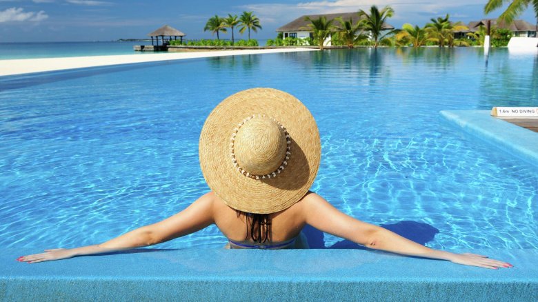 Девушка в шляпе бассейне