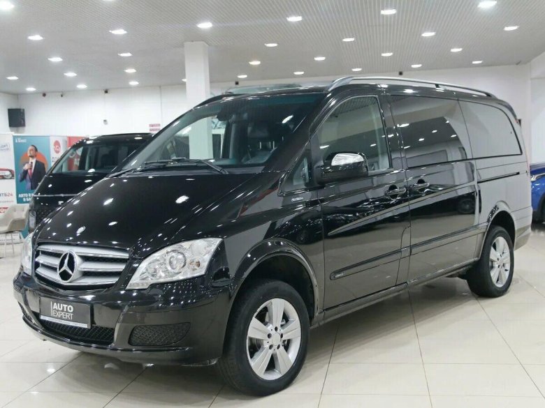 Черный микроавтобус