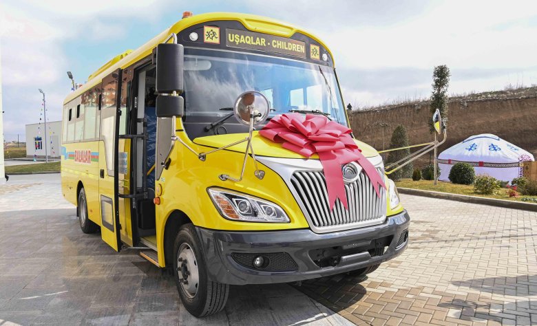 Желтый школьный автобус